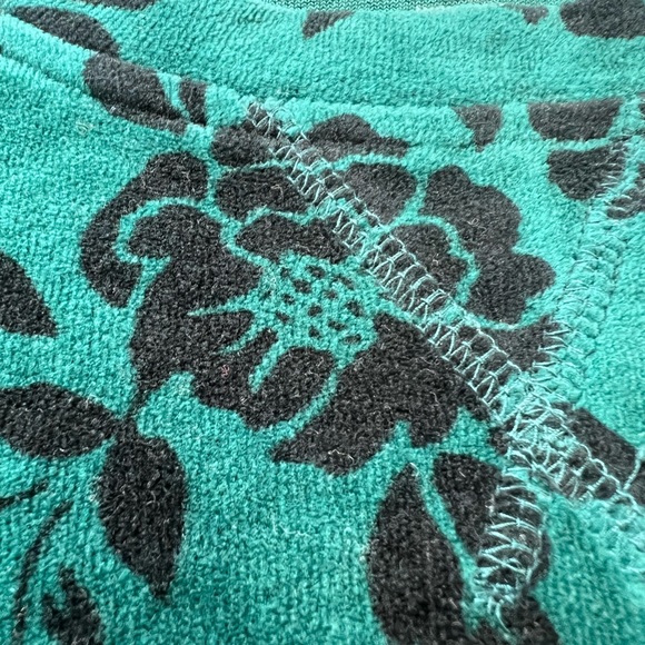 Karen Scott Sport Floral Print Velvet Green and Black Pullover Top - Picture 4 of 5